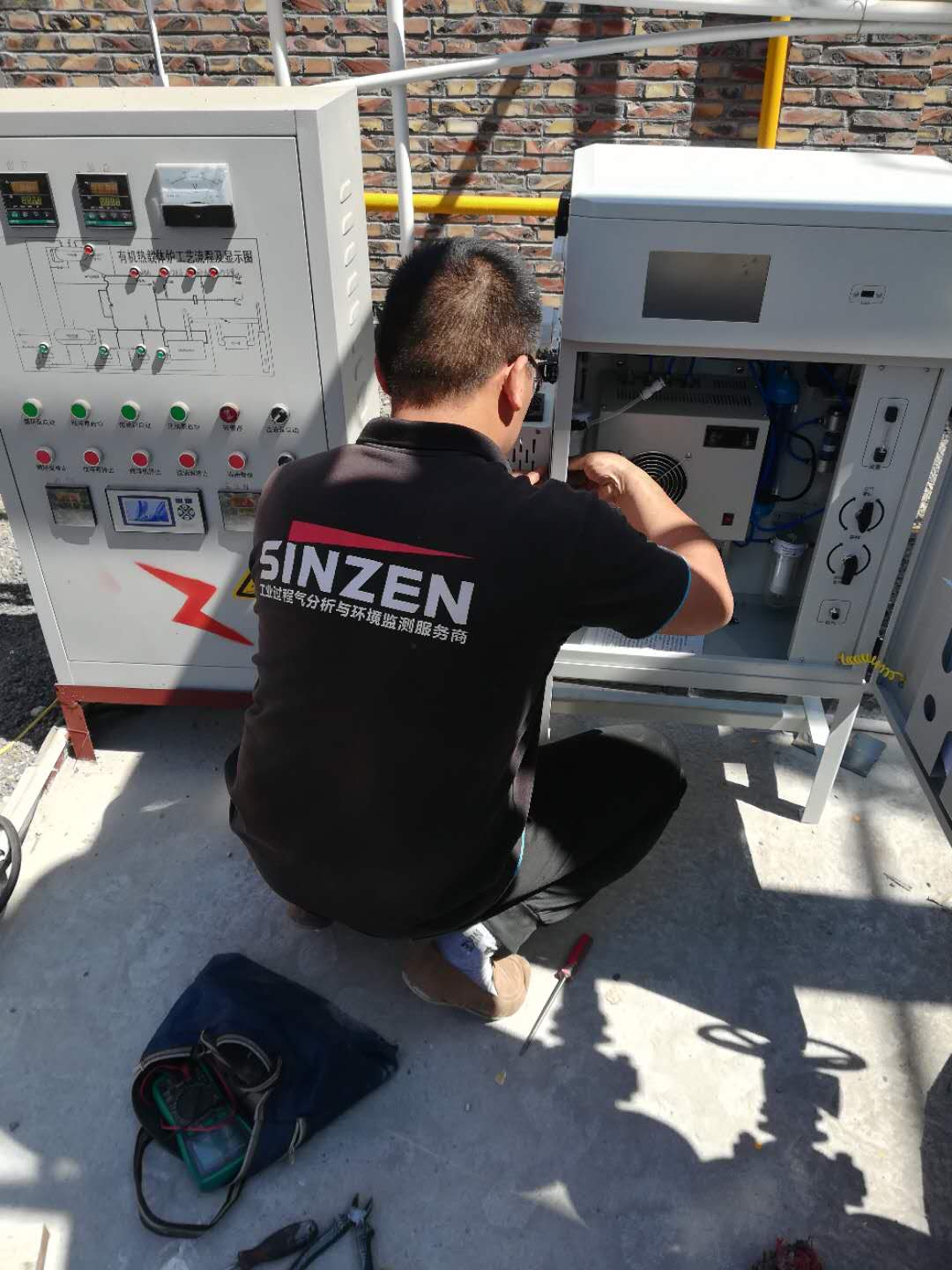 從事研發(fā)多年的老師,正在向大家展示預(yù)處理設(shè)備的安裝